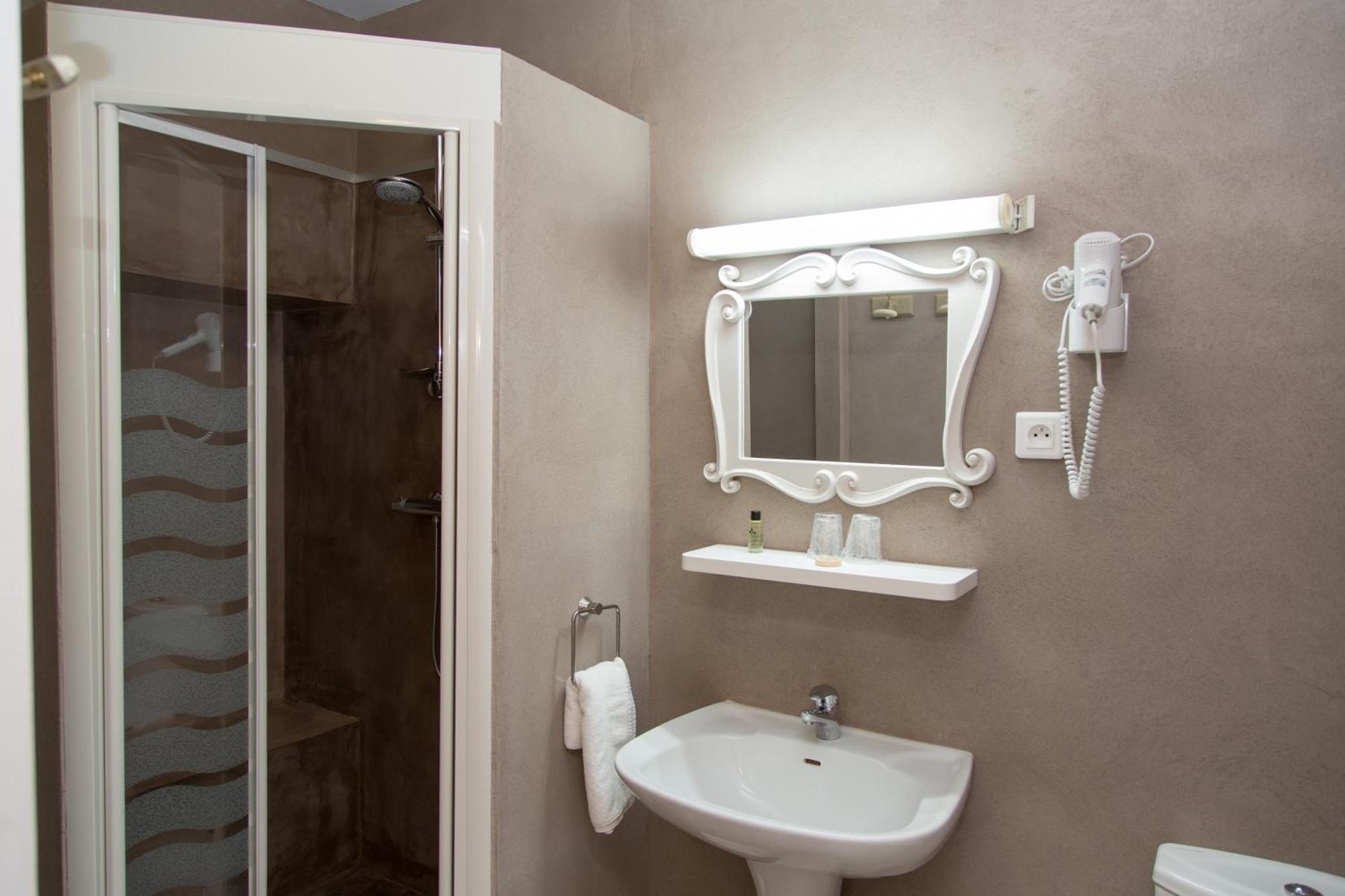 Sainte-Cécile-les-Vignes Logis Hotel Restaurant La Farigoule מראה חיצוני תמונה