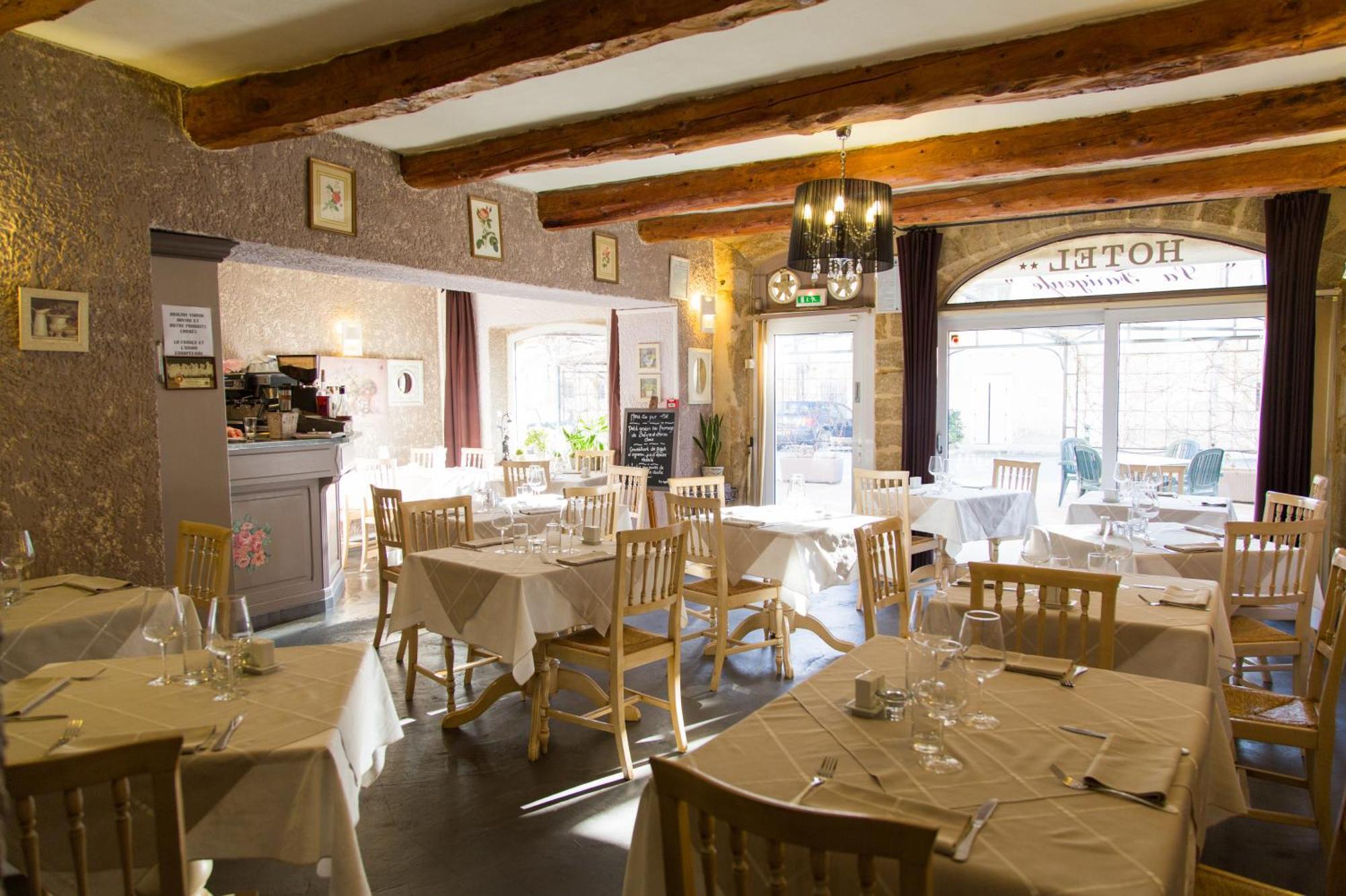 Sainte-Cécile-les-Vignes Logis Hotel Restaurant La Farigoule מראה חיצוני תמונה