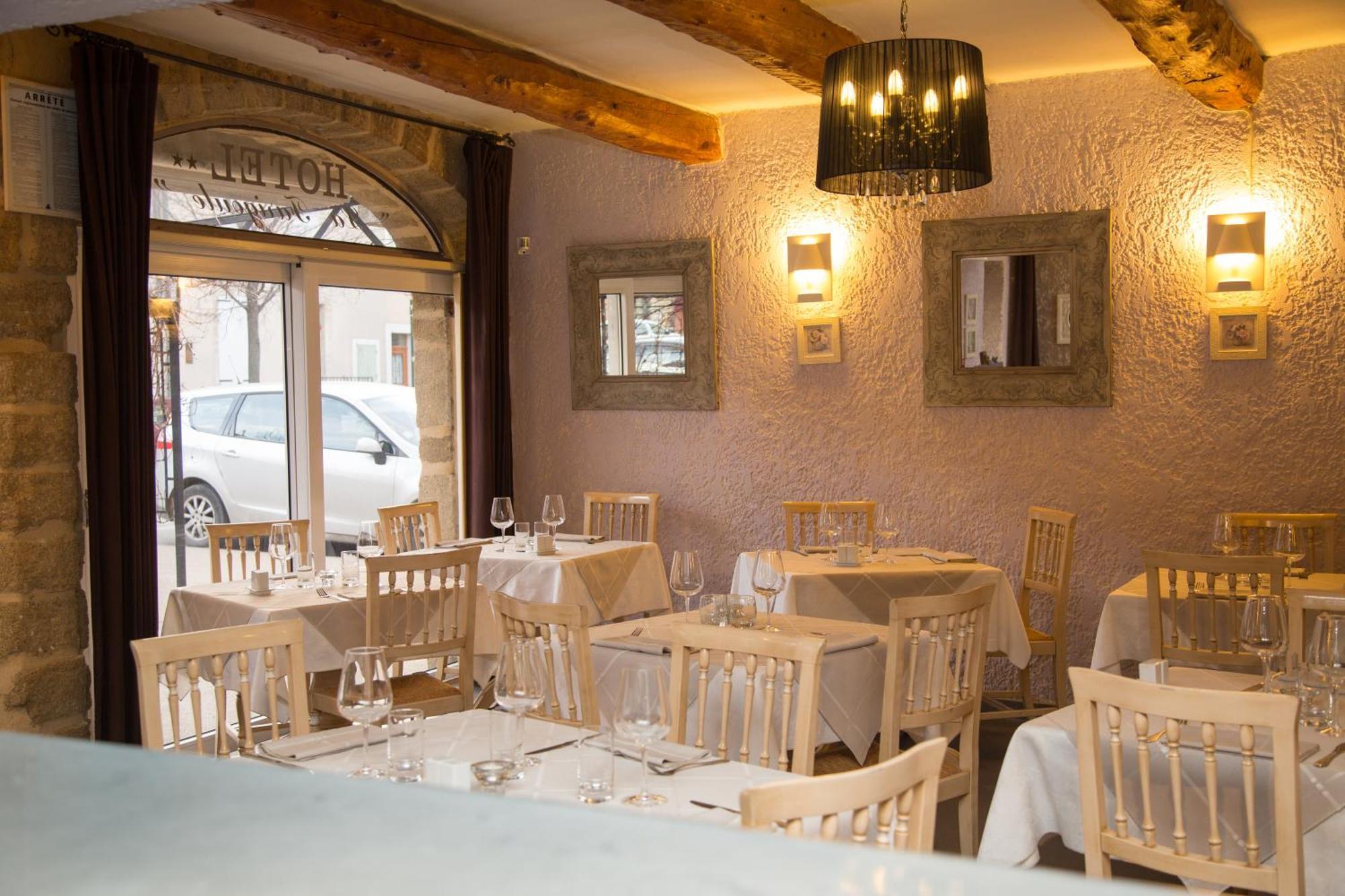 Sainte-Cécile-les-Vignes Logis Hotel Restaurant La Farigoule מראה חיצוני תמונה
