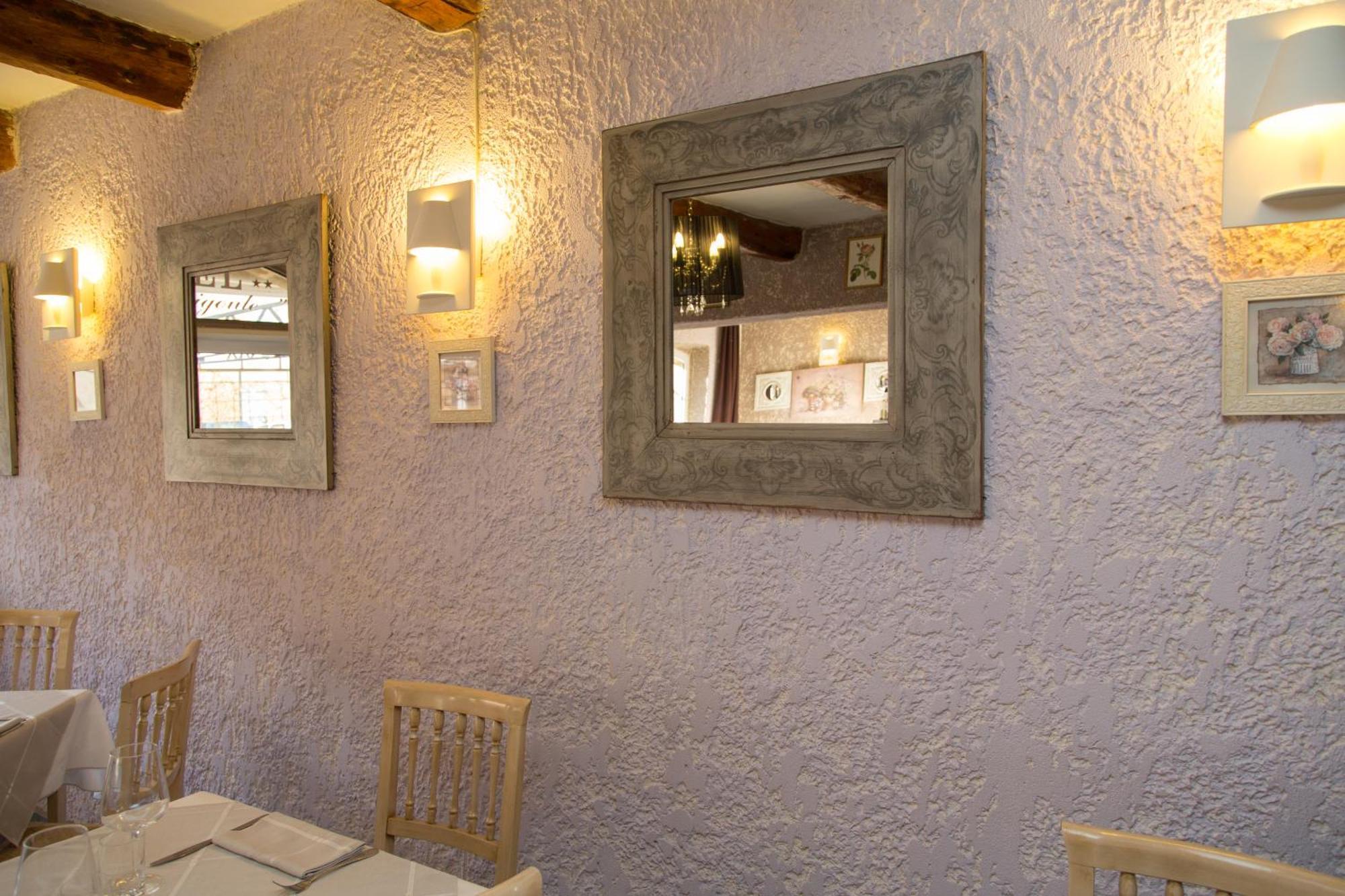 Sainte-Cécile-les-Vignes Logis Hotel Restaurant La Farigoule מראה חיצוני תמונה