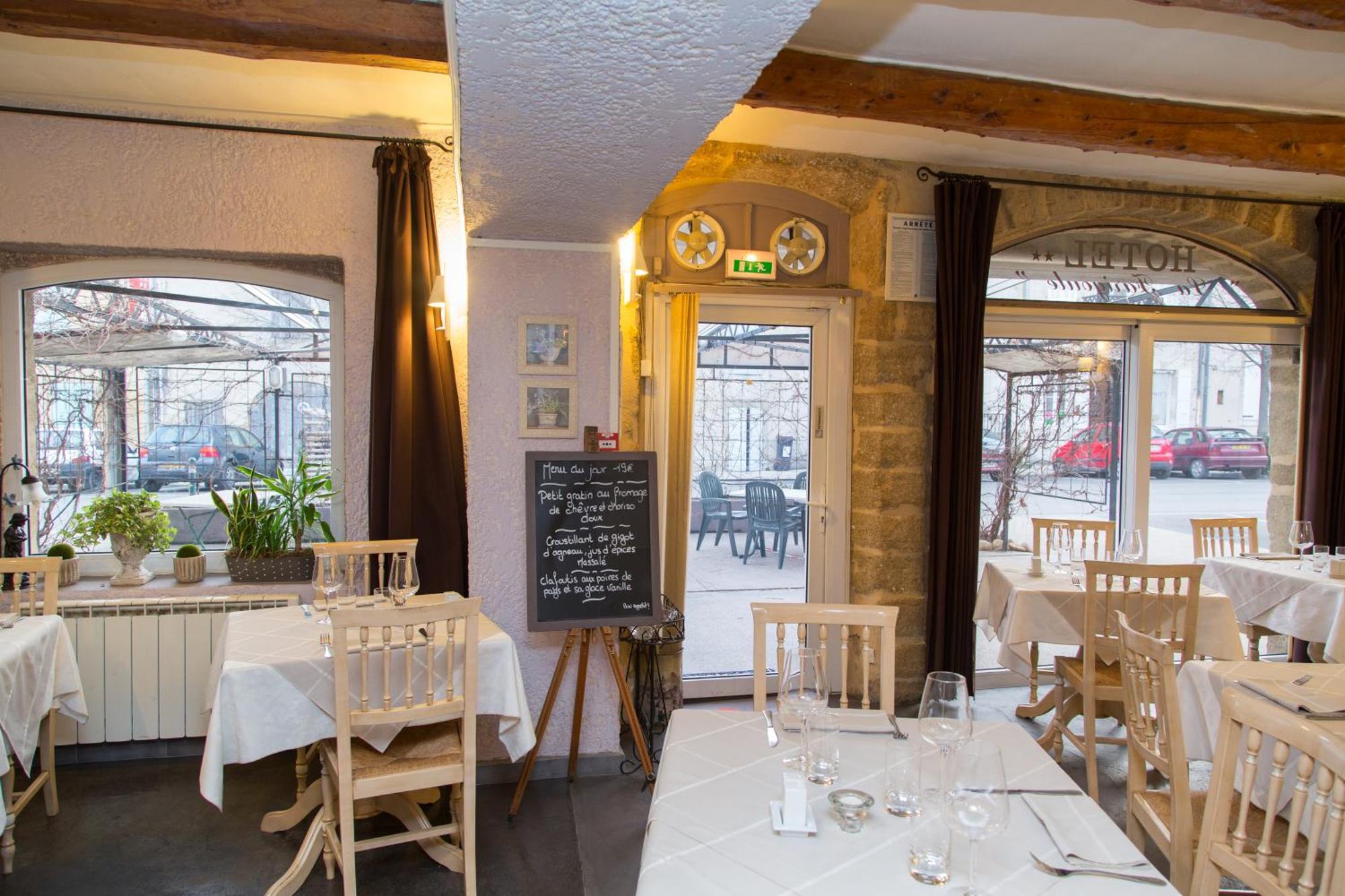 Sainte-Cécile-les-Vignes Logis Hotel Restaurant La Farigoule מראה חיצוני תמונה