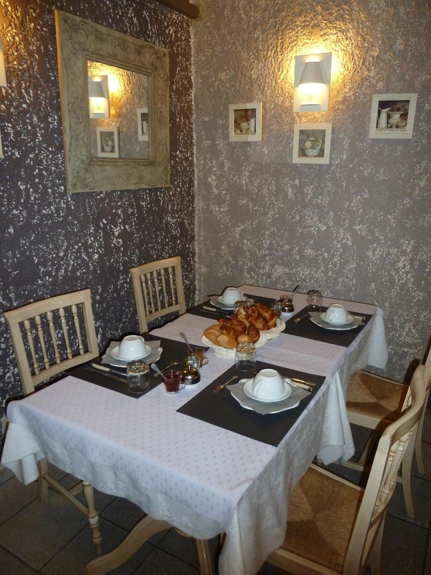 Sainte-Cécile-les-Vignes Logis Hotel Restaurant La Farigoule מראה חיצוני תמונה