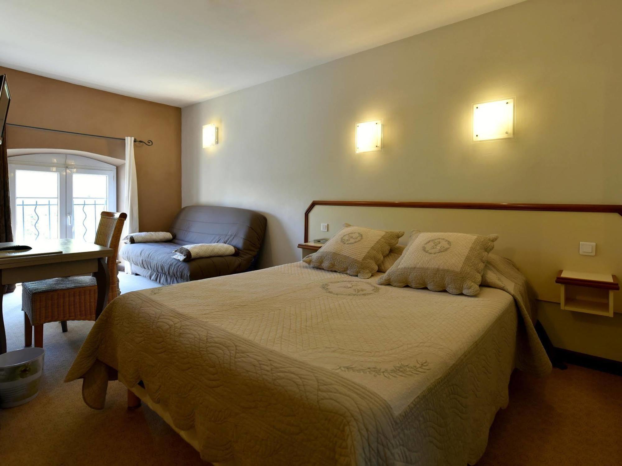 Sainte-Cécile-les-Vignes Logis Hotel Restaurant La Farigoule מראה חיצוני תמונה