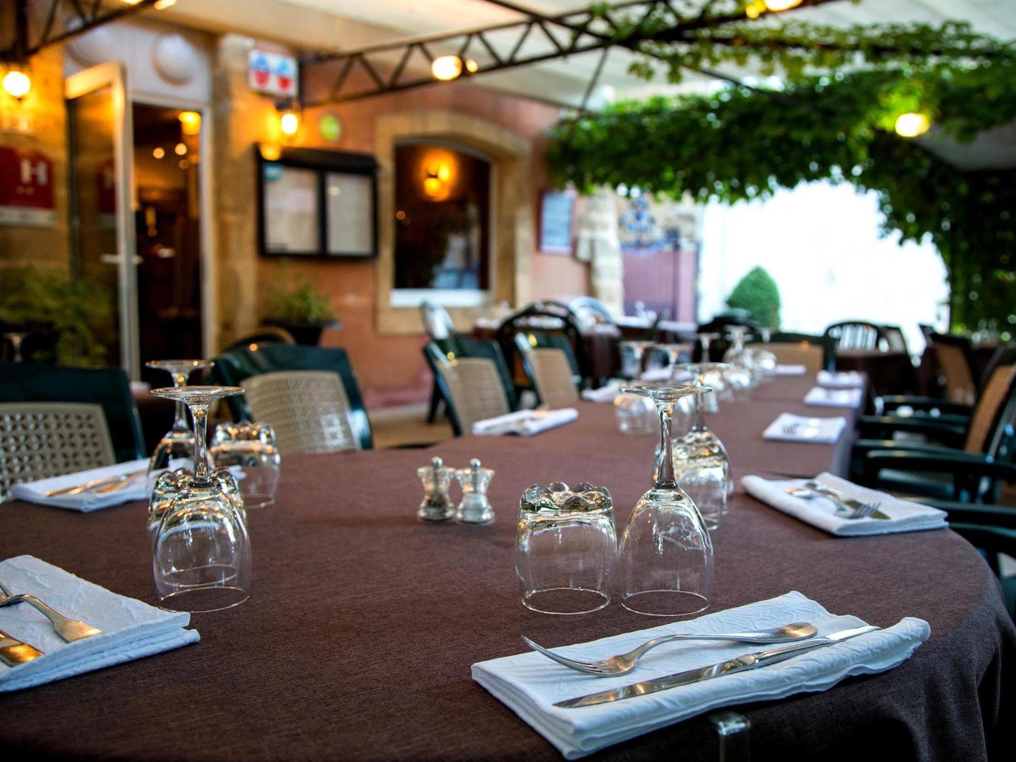Sainte-Cécile-les-Vignes Logis Hotel Restaurant La Farigoule מראה חיצוני תמונה