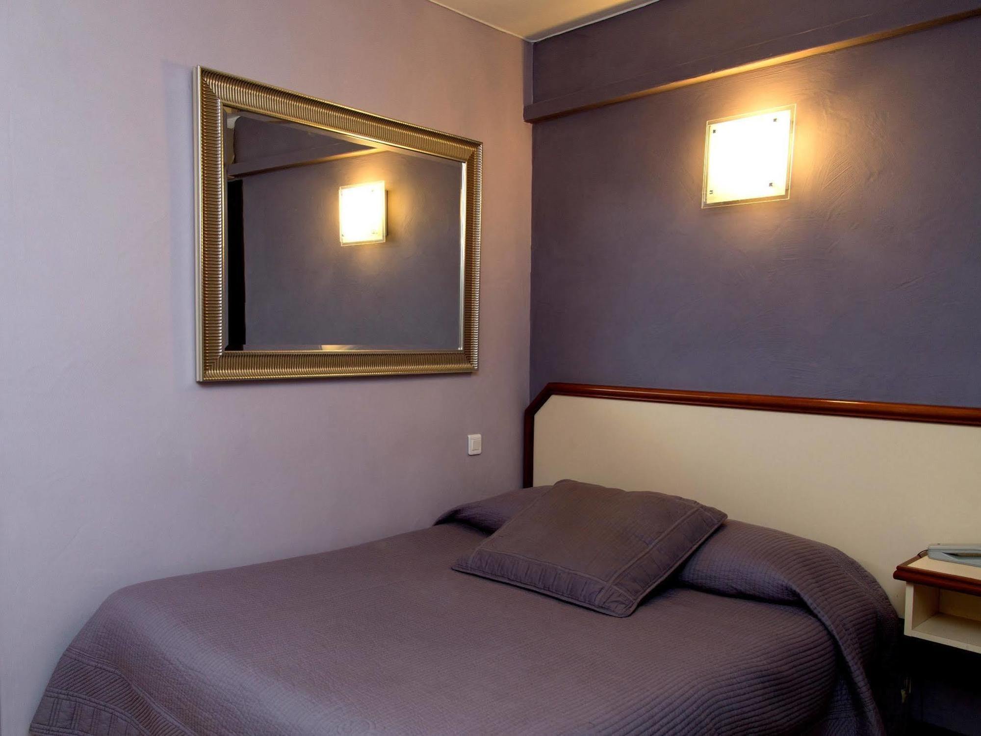 Sainte-Cécile-les-Vignes Logis Hotel Restaurant La Farigoule מראה חיצוני תמונה