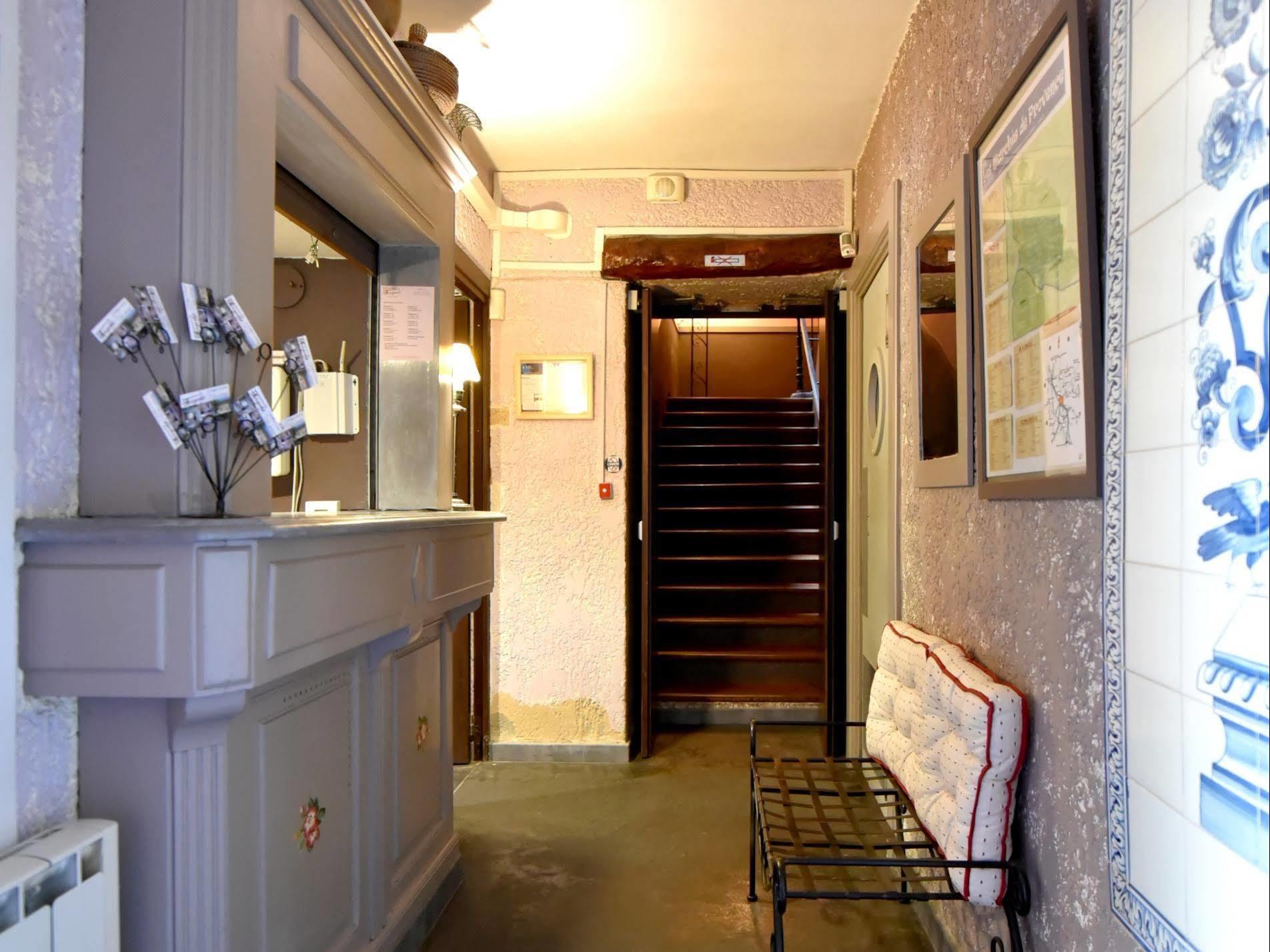 Sainte-Cécile-les-Vignes Logis Hotel Restaurant La Farigoule מראה חיצוני תמונה