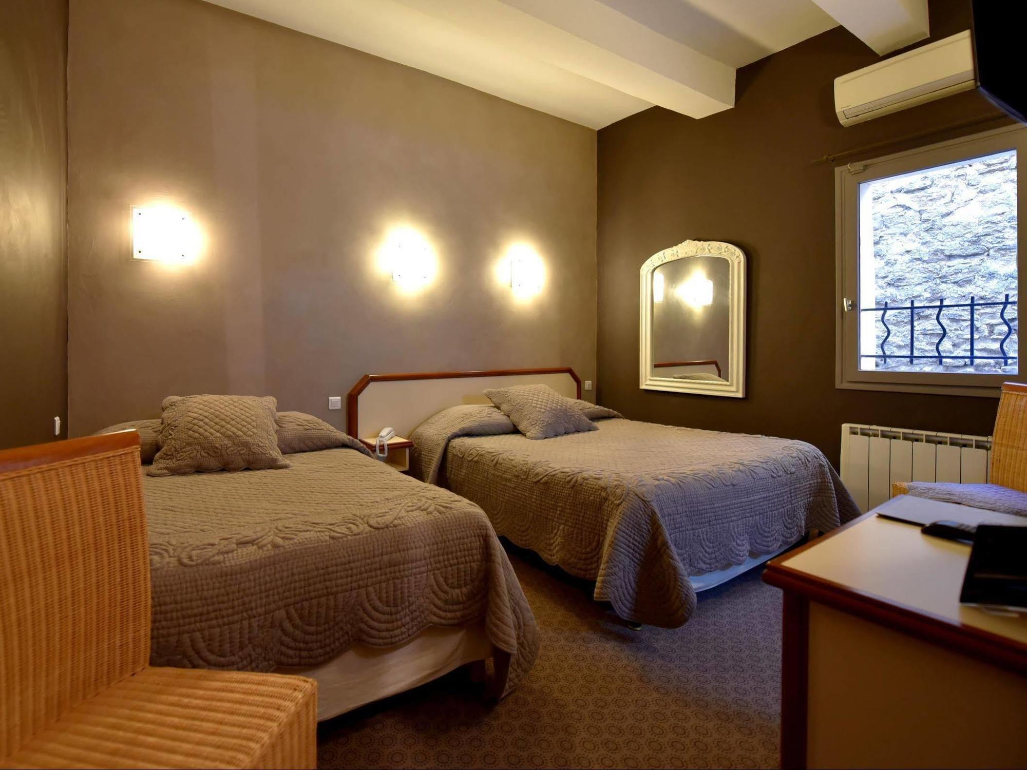 Sainte-Cécile-les-Vignes Logis Hotel Restaurant La Farigoule מראה חיצוני תמונה