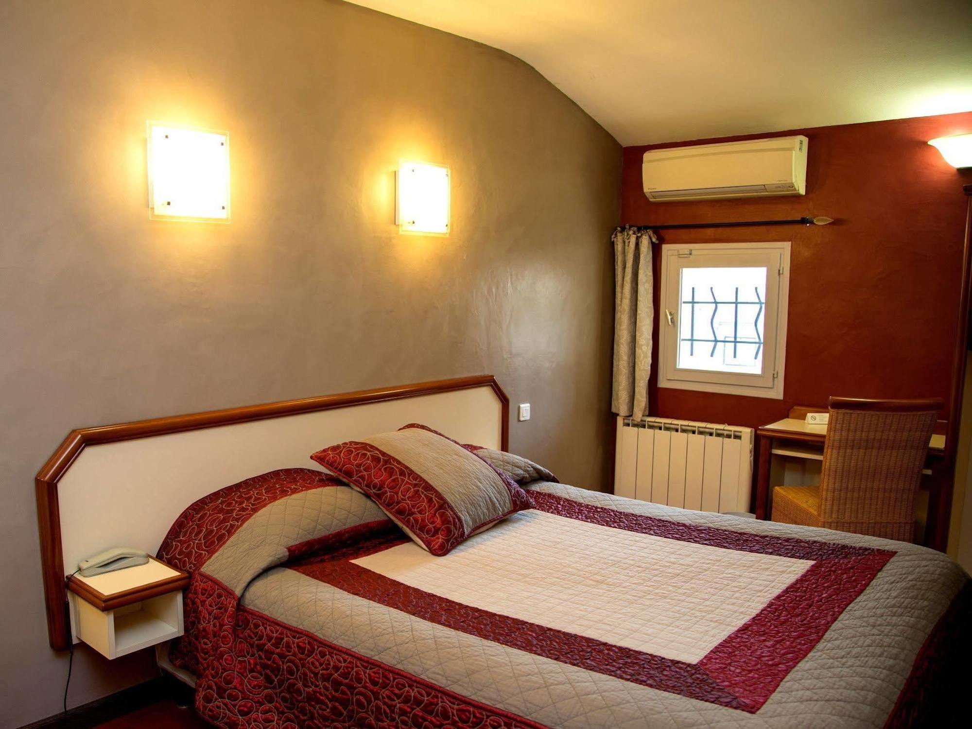 Sainte-Cécile-les-Vignes Logis Hotel Restaurant La Farigoule מראה חיצוני תמונה