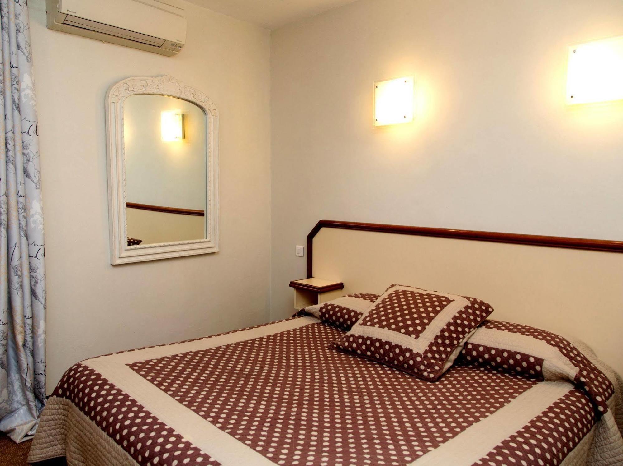 Sainte-Cécile-les-Vignes Logis Hotel Restaurant La Farigoule מראה חיצוני תמונה