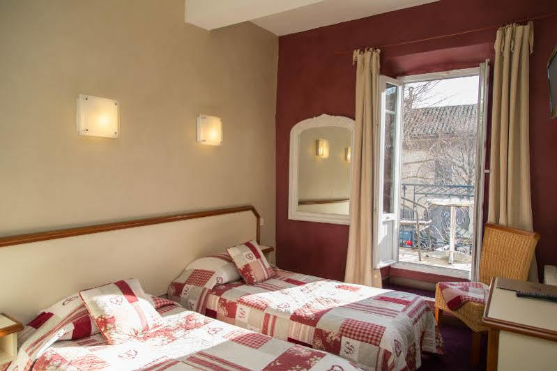 Sainte-Cécile-les-Vignes Logis Hotel Restaurant La Farigoule מראה חיצוני תמונה