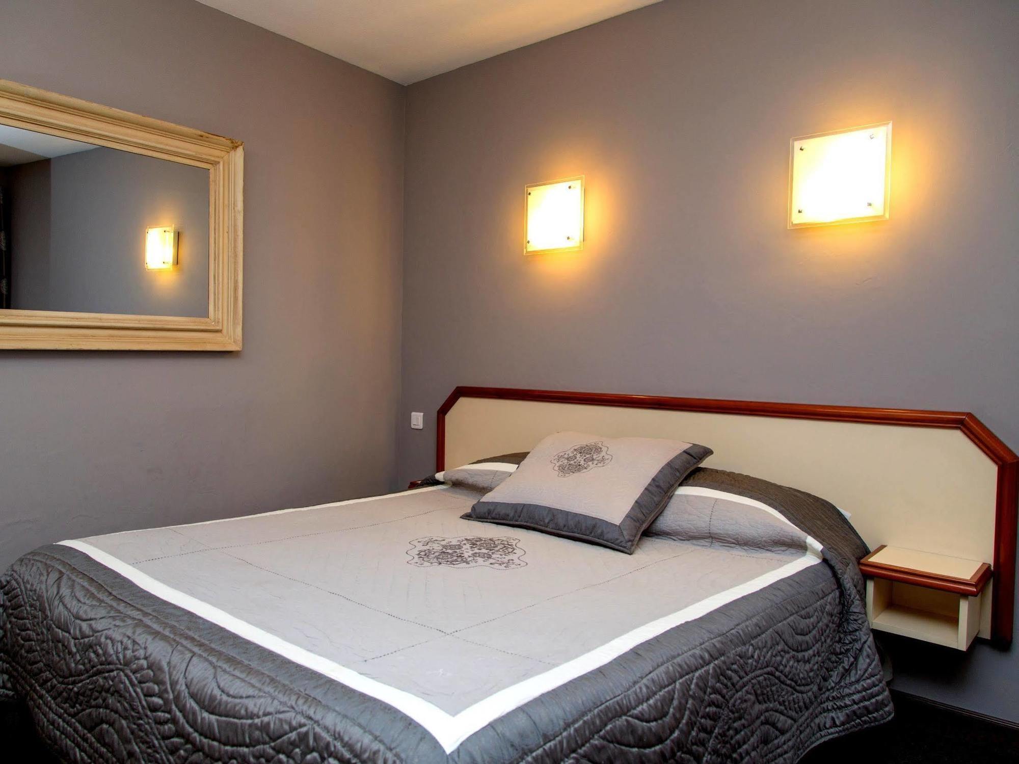 Sainte-Cécile-les-Vignes Logis Hotel Restaurant La Farigoule מראה חיצוני תמונה