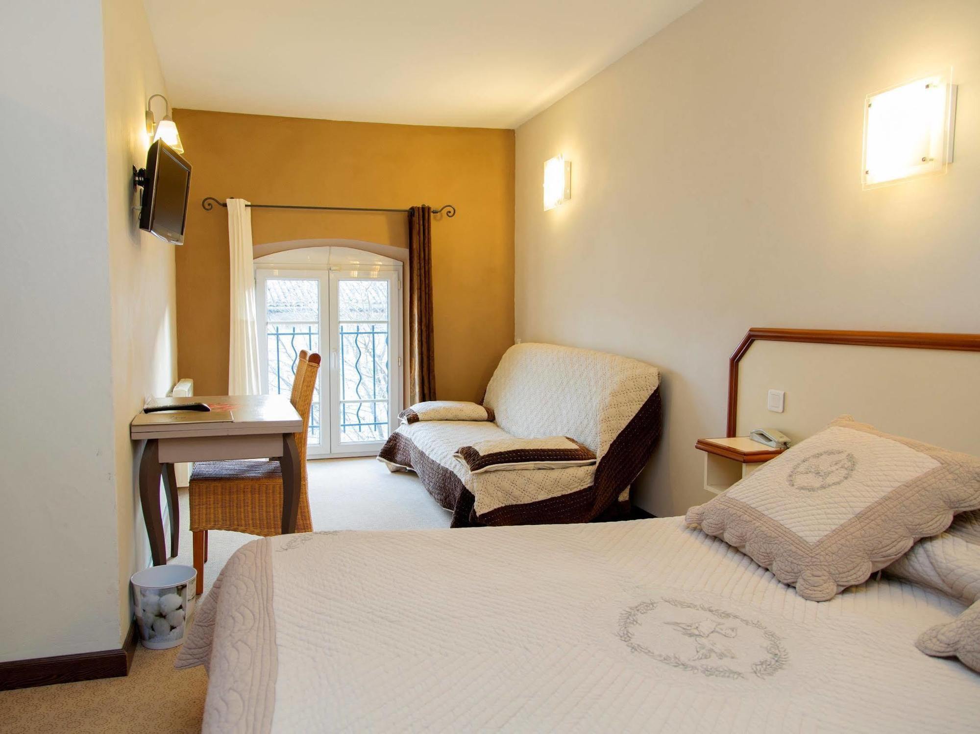 Sainte-Cécile-les-Vignes Logis Hotel Restaurant La Farigoule מראה חיצוני תמונה