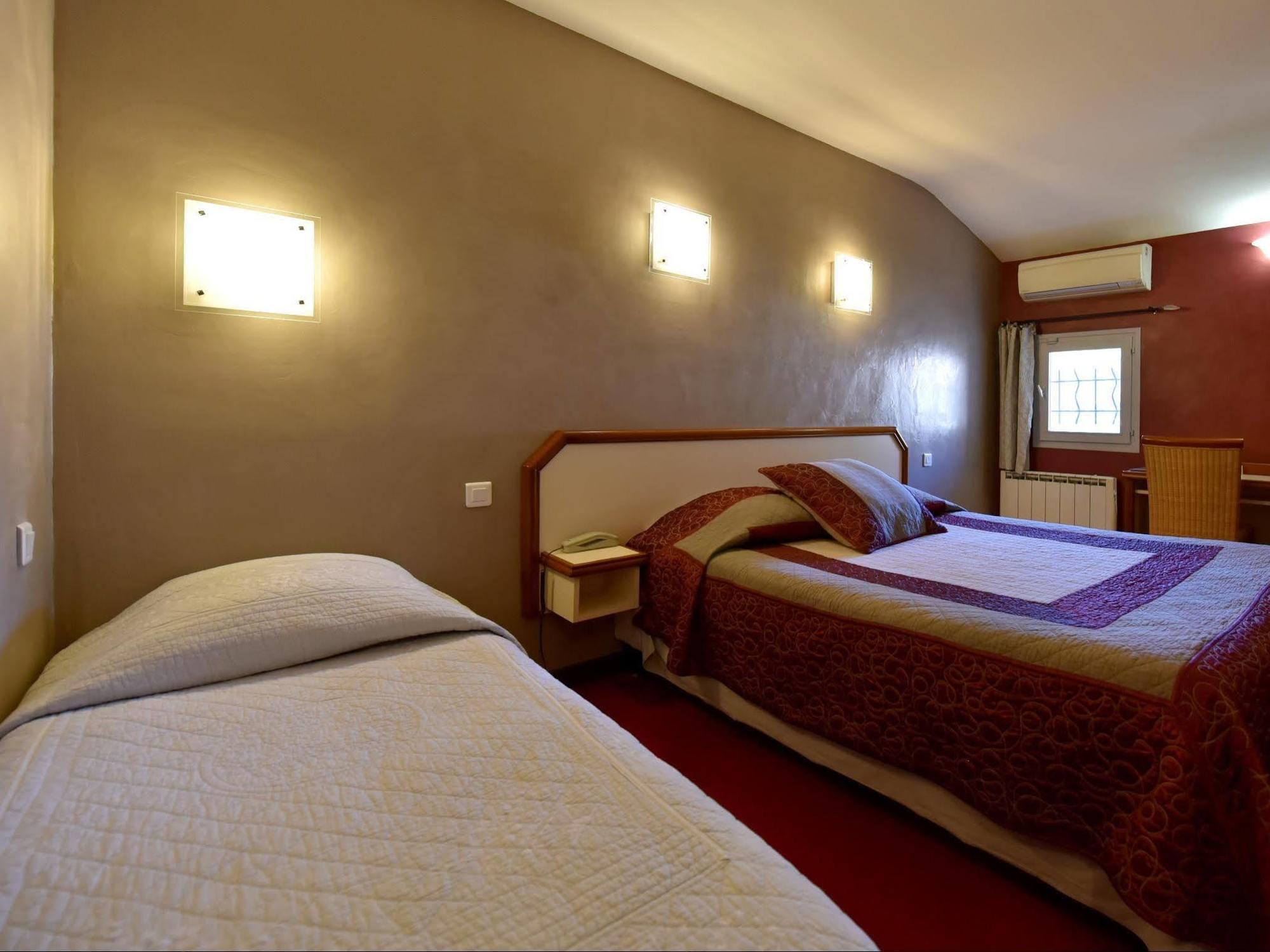 Sainte-Cécile-les-Vignes Logis Hotel Restaurant La Farigoule מראה חיצוני תמונה